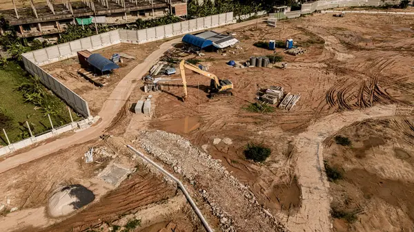 Yeni yol inşaatı ya da inşaat halindeki üstgeçitlerin hava görüntüsü.