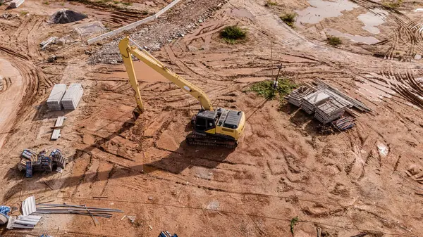 Yeni yol inşaatı ya da inşaat halindeki üstgeçitlerin hava görüntüsü.