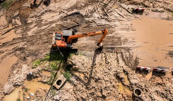 Yeni yol inşaatı ya da inşaat halindeki üstgeçitlerin hava görüntüsü.