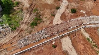 Yeni yol inşaatı ya da inşaat halindeki üstgeçitlerin hava görüntüsü.