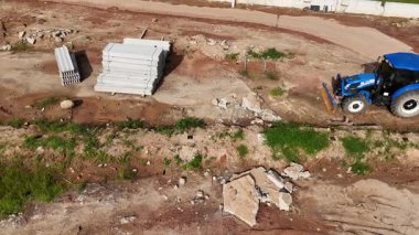 Yeni yol inşaatı ya da inşaat halindeki üstgeçitlerin hava görüntüsü.