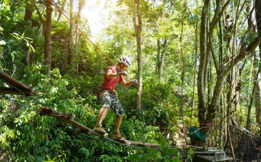 Bir adam uç parkta zorlu bir pistte yürüyor..