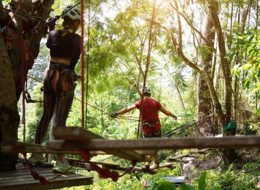 Bir adam ve bir kadın, Extreme Park 'ta zorlu bir pistte yürüyor..