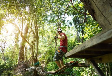 Bir adam uç parkta zorlu bir pistte yürüyor..