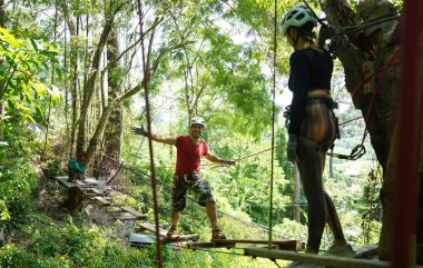 Bir adam ve bir kadın, Extreme Park 'ta zorlu bir pistte yürüyor..