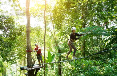 Bir adam ve bir kadın, Extreme Park 'ta zorlu bir pistte yürüyor..