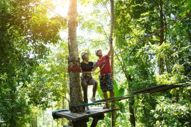 Bir adam ve bir kadın, Extreme Park 'ta zorlu bir pistte yürüyor..