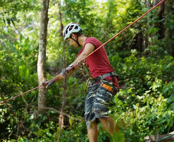 Bir adam uç parkta zorlu bir pistte yürüyor..