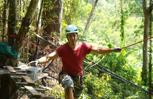 Bir adam ve bir kadın, Extreme Park 'ta zorlu bir pistte yürüyor..