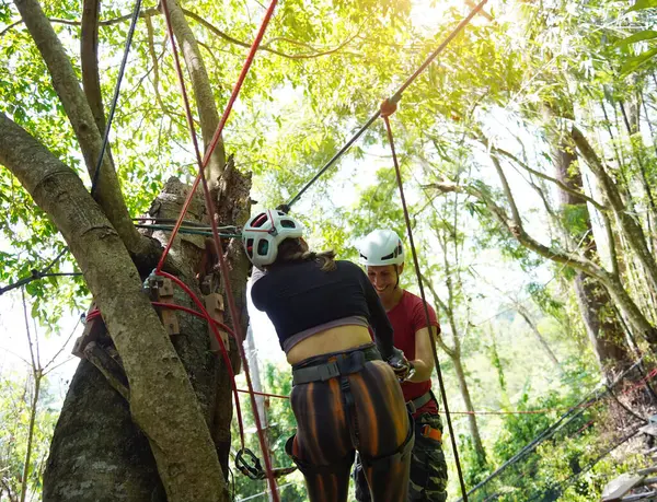 Bir adam ve bir kadın, Extreme Park 'ta zorlu bir pistte yürüyor..