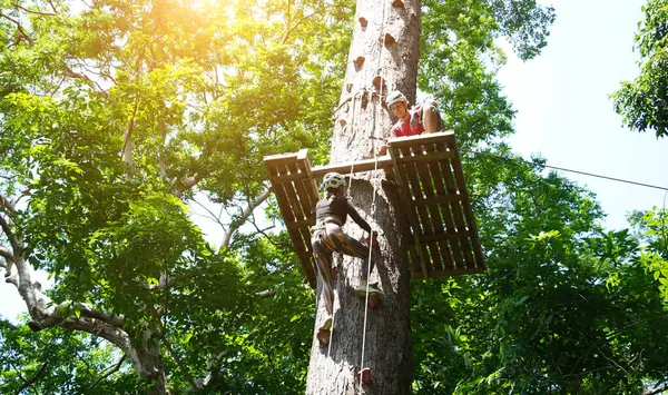 Bir adam ve bir kadın, Extreme Park 'ta zorlu bir pistte yürüyor..