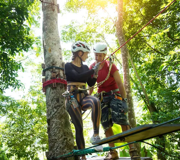 Bir adam ve bir kadın, Extreme Park 'ta zorlu bir pistte yürüyor..