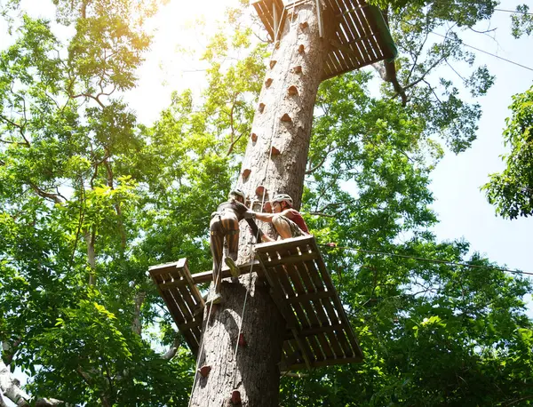 Bir adam ve bir kadın, Extreme Park 'ta zorlu bir pistte yürüyor..