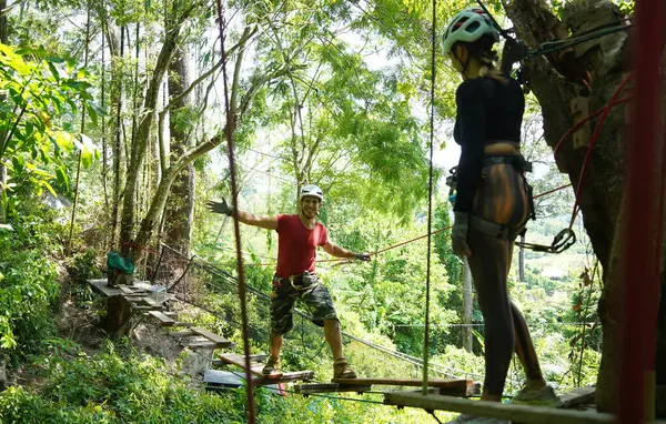 Bir adam ve bir kadın, Extreme Park 'ta zorlu bir pistte yürüyor..