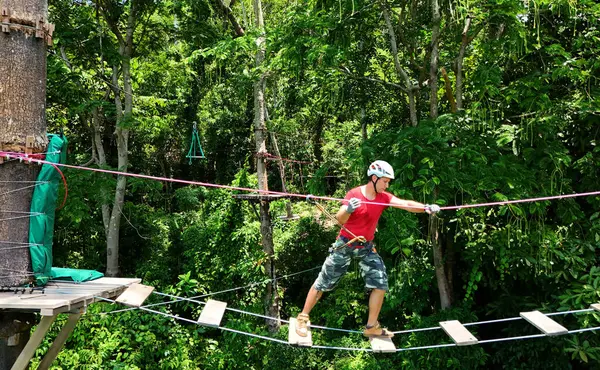 Bir adam uç parkta zorlu bir pistte yürüyor..