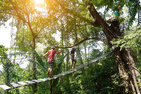 Bir adam ve bir kadın, Extreme Park 'ta zorlu bir pistte yürüyor..