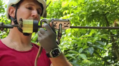 İnsanoğlu, etrafını saran kalın ormandan geçen bir ip üzerinde keyifli bir yolculuğun tadını çıkarıyor..