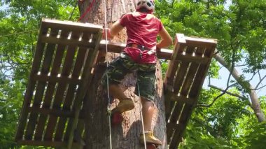 Bir adam uç parkta zorlu bir pistte yürüyor..