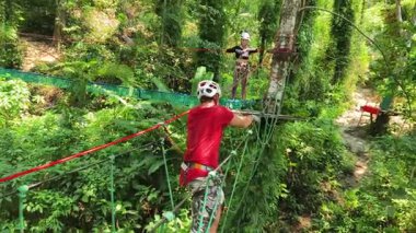 Bir adam ve bir kadın, Extreme Park 'ta zorlu bir pistte yürüyor..