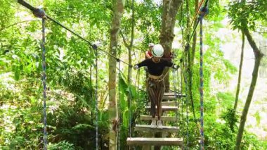 Kadın, uç parkta zorlu bir pistte yürüyor..