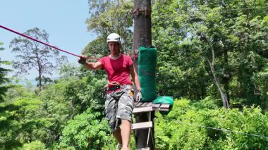 Bir adam uç parkta zorlu bir pistte yürüyor..
