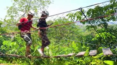 Bir adam ve bir kadın, Extreme Park 'ta zorlu bir pistte yürüyor..