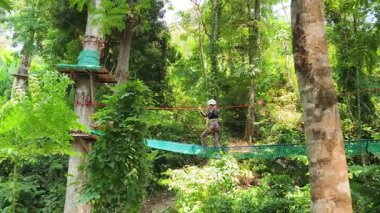 Bir adam ve bir kadın, Extreme Park 'ta zorlu bir pistte yürüyor..