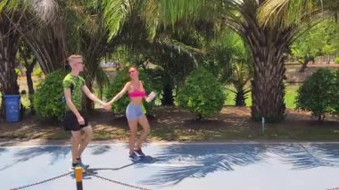 Erkek ve kadın güzel bir parkta yarış yapıyorlar..