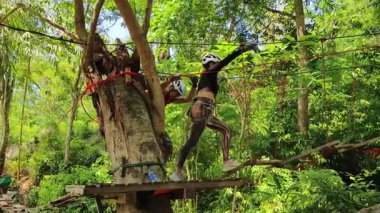 Bir adam ve bir kadın, Extreme Park 'ta zorlu bir pistte yürüyor..