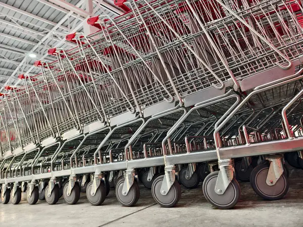 Bir sıra alışveriş arabası düz bir sıraya dizilmiştir..