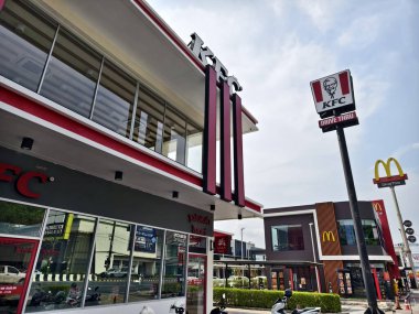 MAYIS 08, 2025 - PHUKET, THAILAND: Caddedeki KFC Restoranı.