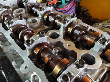 Garaj atölyesinde bir araba motoru tamiri yapılıyor..