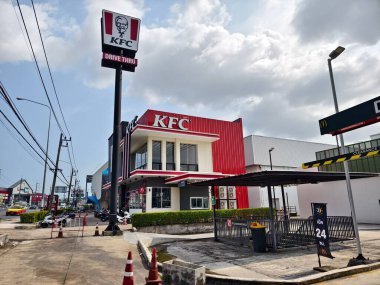 MAYIS 08, 2025 - PHUKET, THAILAND: caddedeki McDonalds Restoranı.