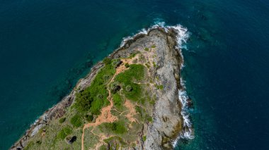 Uçsuz bucaksız okyanusun ortasında, mavi sularla çevrili küçük bir ada..