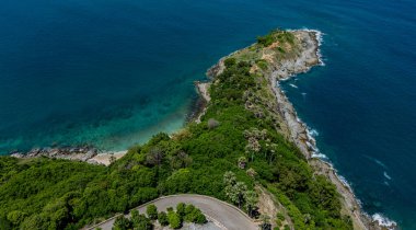 Uçsuz bucaksız okyanusun ortasında, mavi sularla çevrili küçük bir ada..