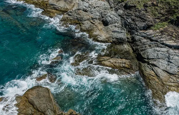 Dalgaların kayalara ve taşlara çarptığı kıyı şeridi..