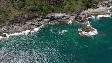 Dalgaların kayalara ve taşlara çarptığı kıyı şeridi..