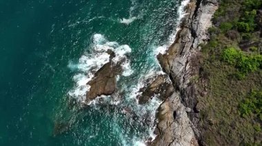 Dalgaların kayalara ve taşlara çarptığı kıyı şeridi..