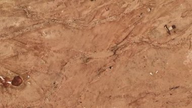 Yapı enkazı kumlu toprağa eşsiz bir şekilde saçılmış ilginç desenler oluşturuyor..