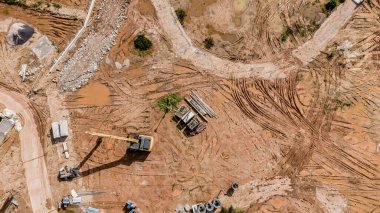 Yeni yol inşaatı ya da inşaat halindeki üstgeçitlerin hava görüntüsü.