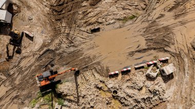 Yeni yol inşaatı ya da inşaat halindeki üstgeçitlerin hava görüntüsü.