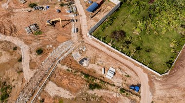 Yeni yol inşaatı ya da inşaat halindeki üstgeçitlerin hava görüntüsü.