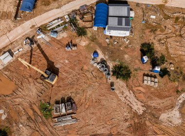 Yeni yol inşaatı ya da inşaat halindeki üstgeçitlerin hava görüntüsü.