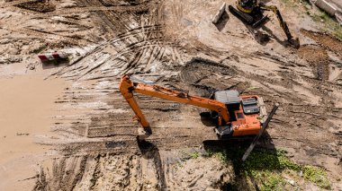 Yeni yol inşaatı ya da inşaat halindeki üstgeçitlerin hava görüntüsü.