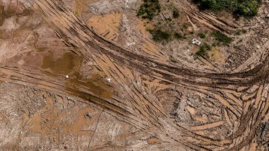 Yeni yol inşaatı ya da inşaat halindeki üstgeçitlerin hava görüntüsü.