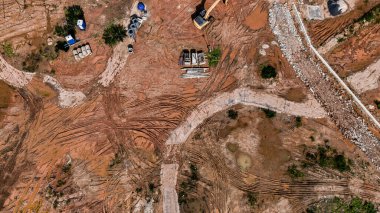 Yeni yol inşaatı ya da inşaat halindeki üstgeçitlerin hava görüntüsü.