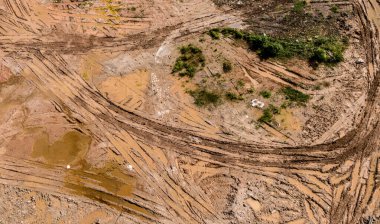 Yeni yol inşaatı ya da inşaat halindeki üstgeçitlerin hava görüntüsü.