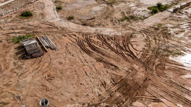 Yeni yol inşaatı ya da inşaat halindeki üstgeçitlerin hava görüntüsü.