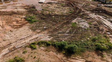 Yeni yol inşaatı ya da inşaat halindeki üstgeçitlerin hava görüntüsü.