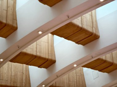 Güzel büyük bir avize zarif bir şekilde bir binanın tavanında asılı duruyor..